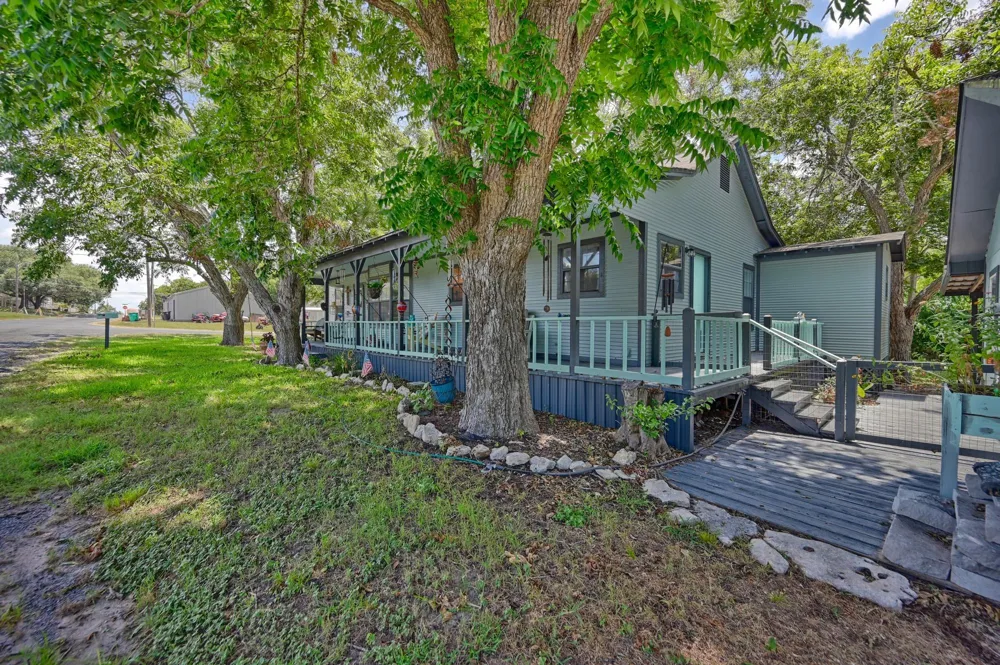 411 Bohlmann Avenue Schulenburg, TX 78956