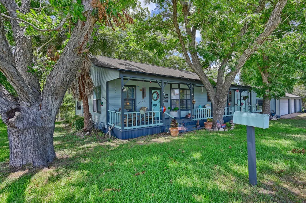 411 Bohlmann Avenue Schulenburg, TX 78956