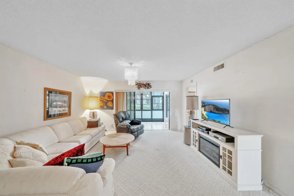 5585 Munsel Lane #102 Boynton Beach, FL 33437