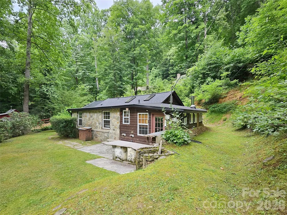 33 Tennis Court Road Burnsville, NC 28714