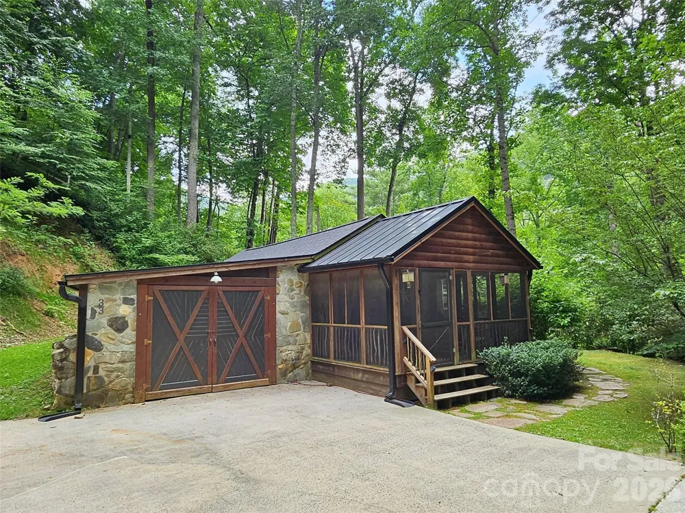 33 Tennis Court Road Burnsville, NC 28714
