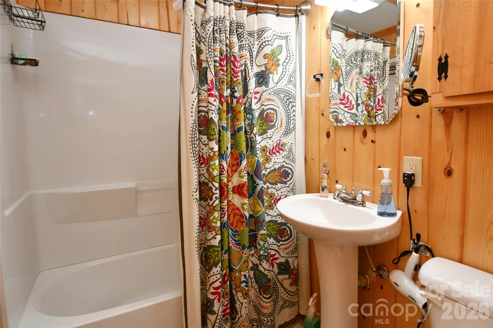 33 Tennis Court Road Burnsville, NC 28714
