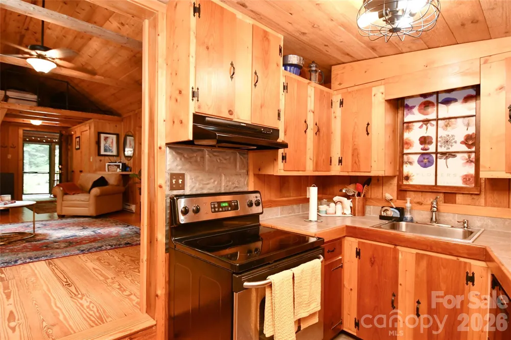 33 Tennis Court Road Burnsville, NC 28714