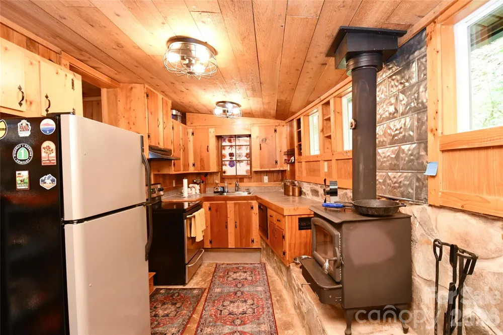 33 Tennis Court Road Burnsville, NC 28714
