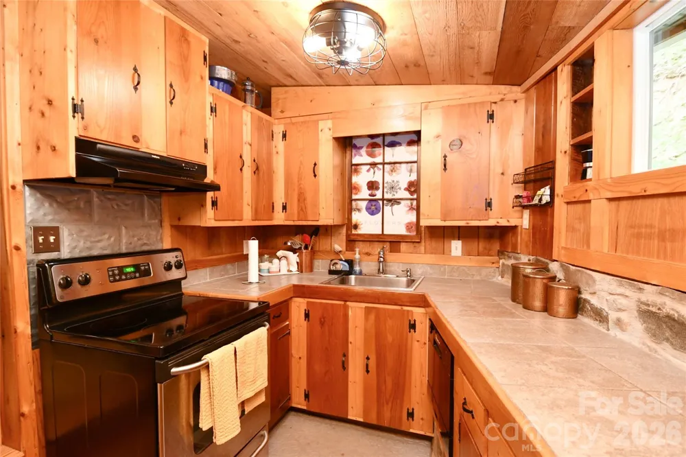 33 Tennis Court Road Burnsville, NC 28714