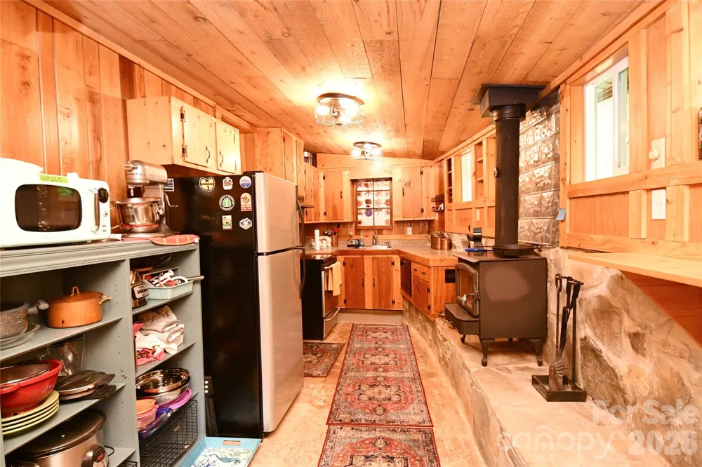 33 Tennis Court Road Burnsville, NC 28714