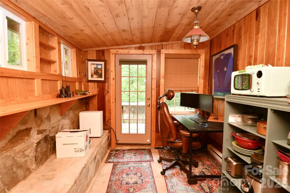 33 Tennis Court Road Burnsville, NC 28714