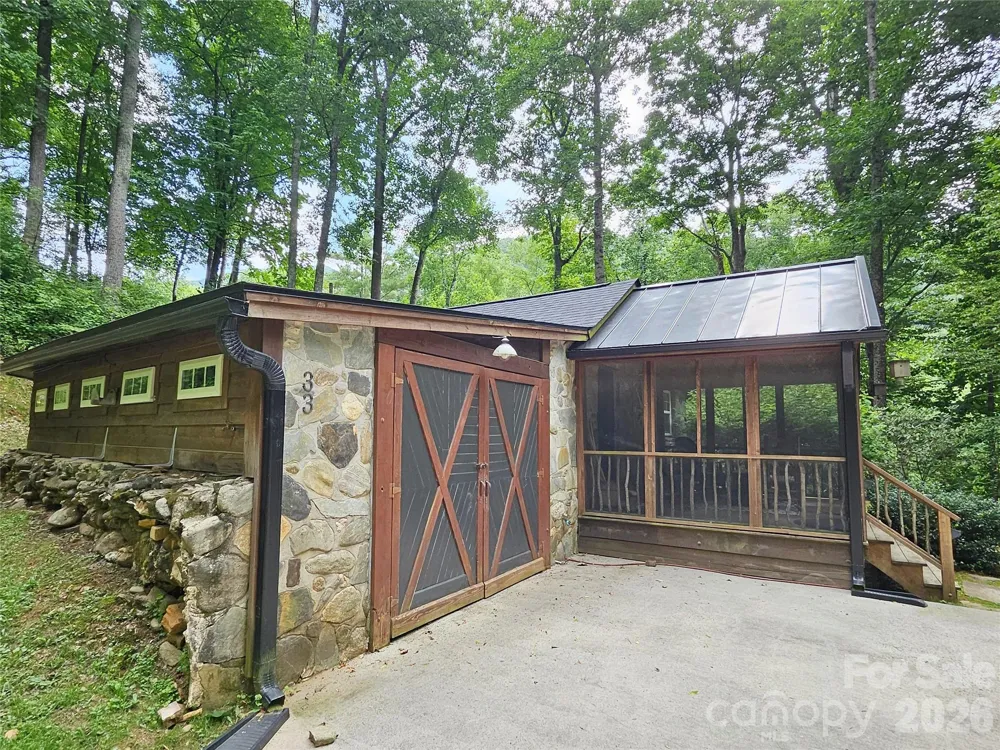 33 Tennis Court Road Burnsville, NC 28714