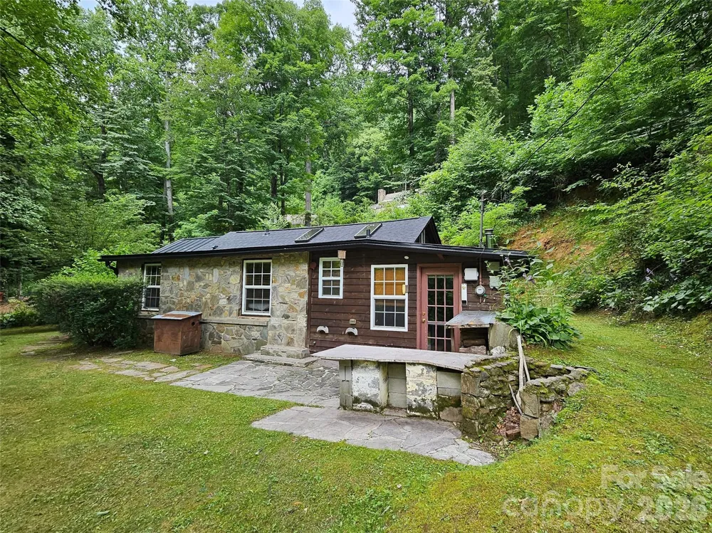 33 Tennis Court Road Burnsville, NC 28714