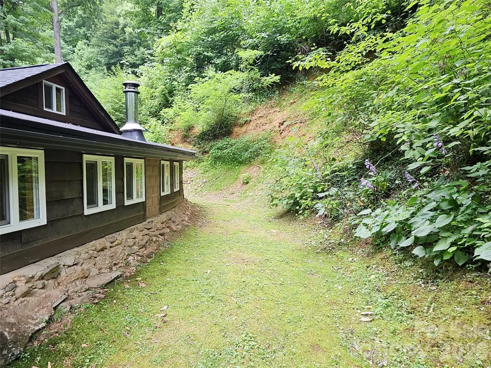33 Tennis Court Road Burnsville, NC 28714