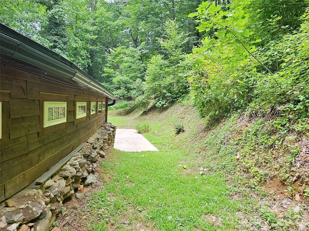 33 Tennis Court Road Burnsville, NC 28714