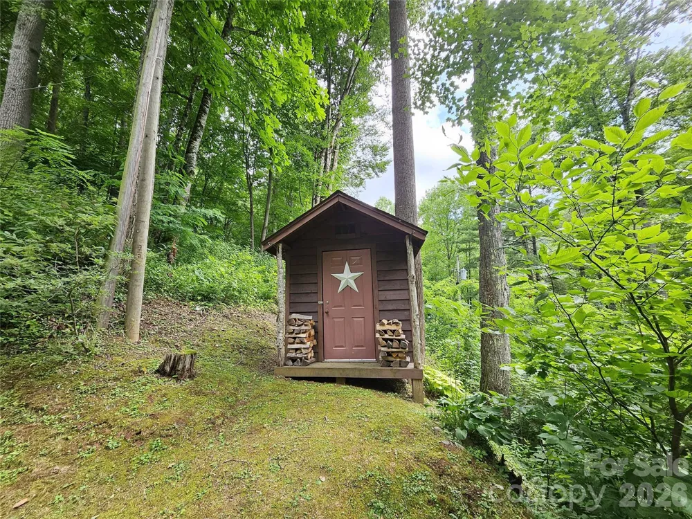 33 Tennis Court Road Burnsville, NC 28714