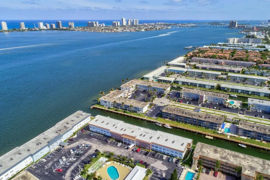 100 Shore Court #307 North Palm Beach, FL 33408