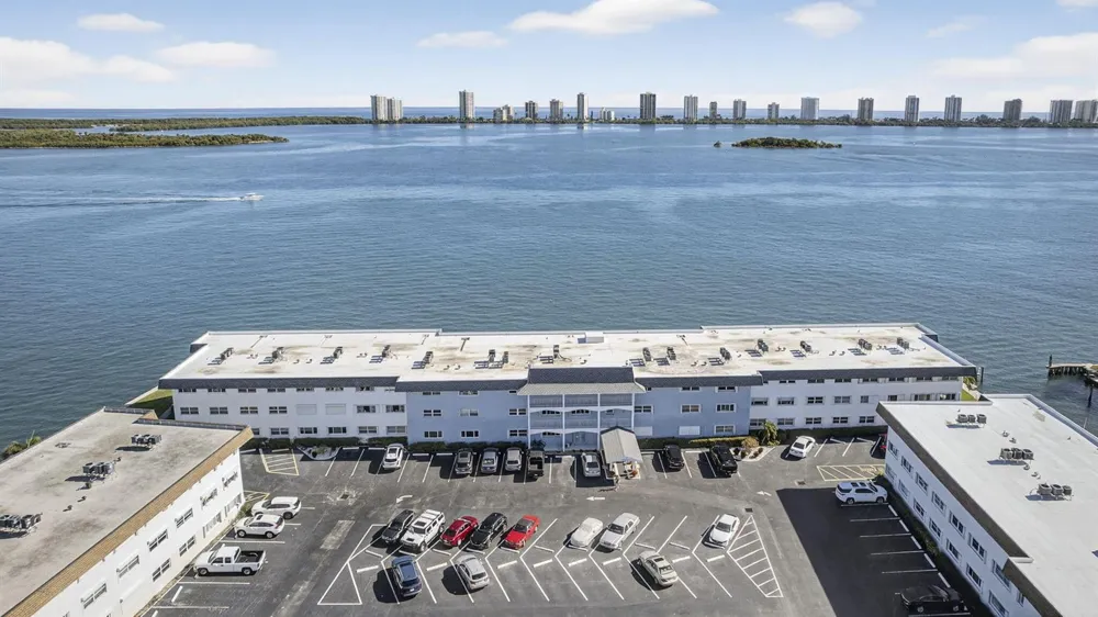 100 Shore Court #307 North Palm Beach, FL 33408