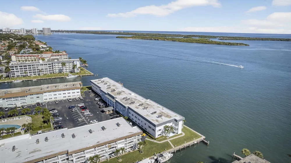 100 Shore Court #307 North Palm Beach, FL 33408