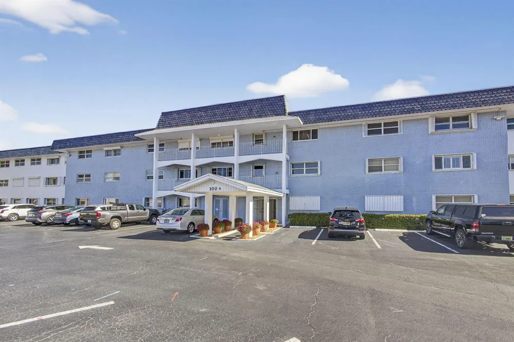 100 Shore Court #307 North Palm Beach, FL 33408