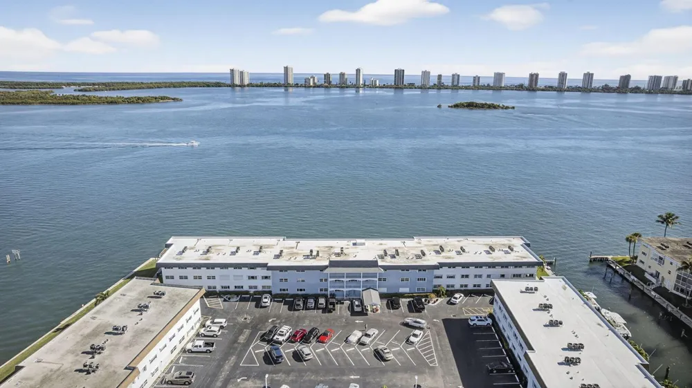 100 Shore Court #307 North Palm Beach, FL 33408