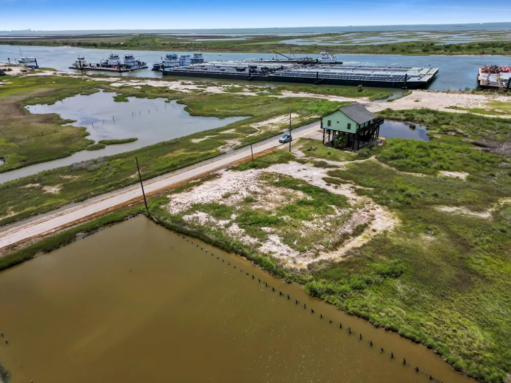 3301 Sailfish Drive Port Bolivar, TX 77650