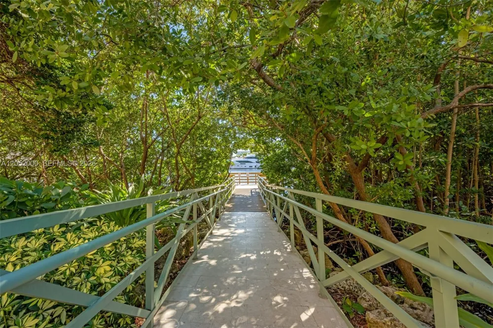19999 E Country Club Dr #1406 Aventura, FL 33180