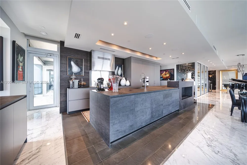 1425 Brickell Ave #PH3AB Miami, FL 33131