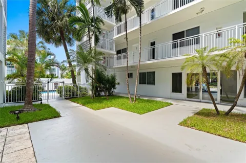 10001 W Bay Harbor Dr #202