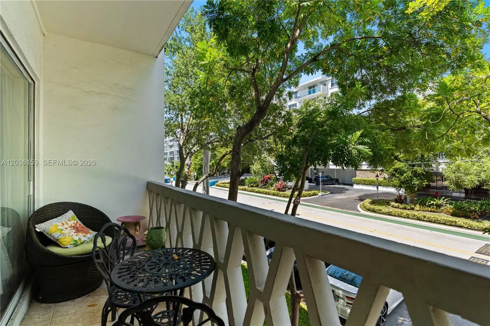 10001 W Bay Harbor Dr #202 Bay Harbor Islands, FL 33154