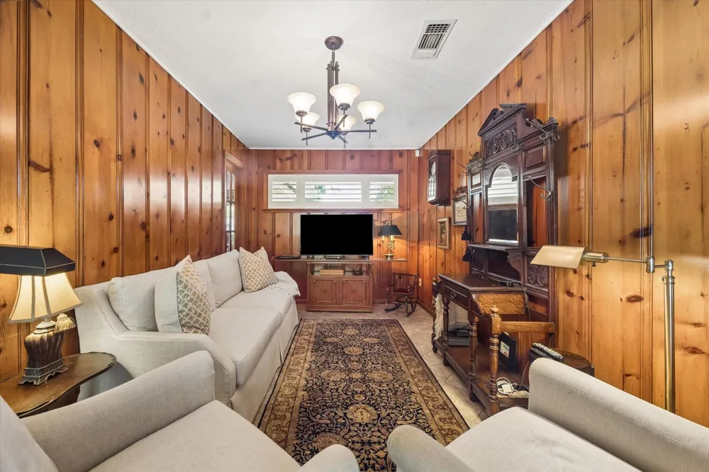 4712 Glenmont Street Bellaire, TX 77401