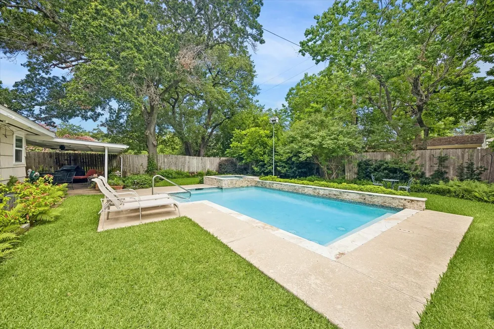 4712 Glenmont Street Bellaire, TX 77401
