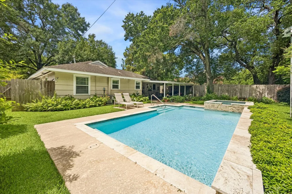 4712 Glenmont Street Bellaire, TX 77401