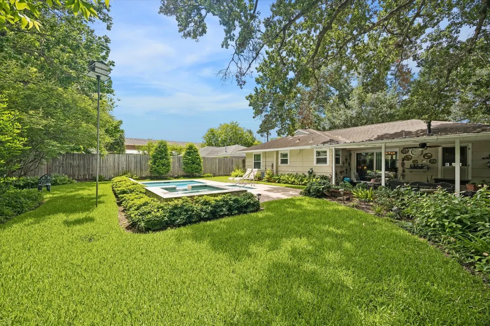 4712 Glenmont Street Bellaire, TX 77401