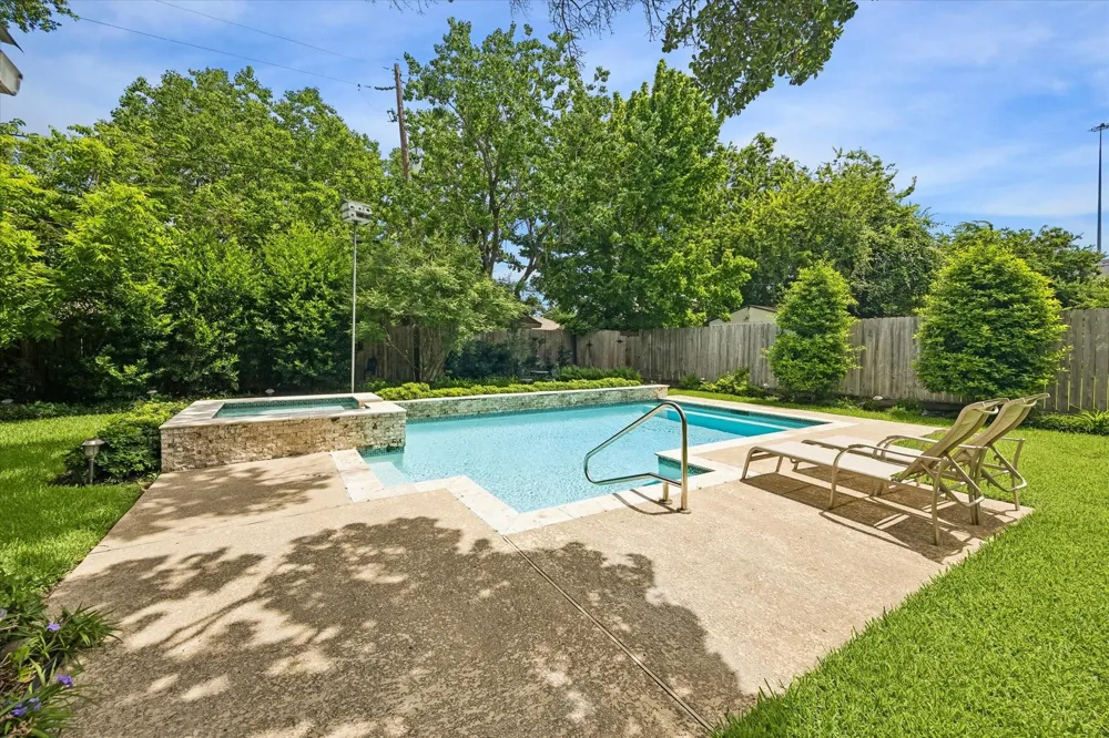 4712 Glenmont Street Bellaire, TX 77401