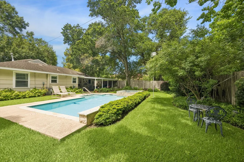 4712 Glenmont Street Bellaire, TX 77401