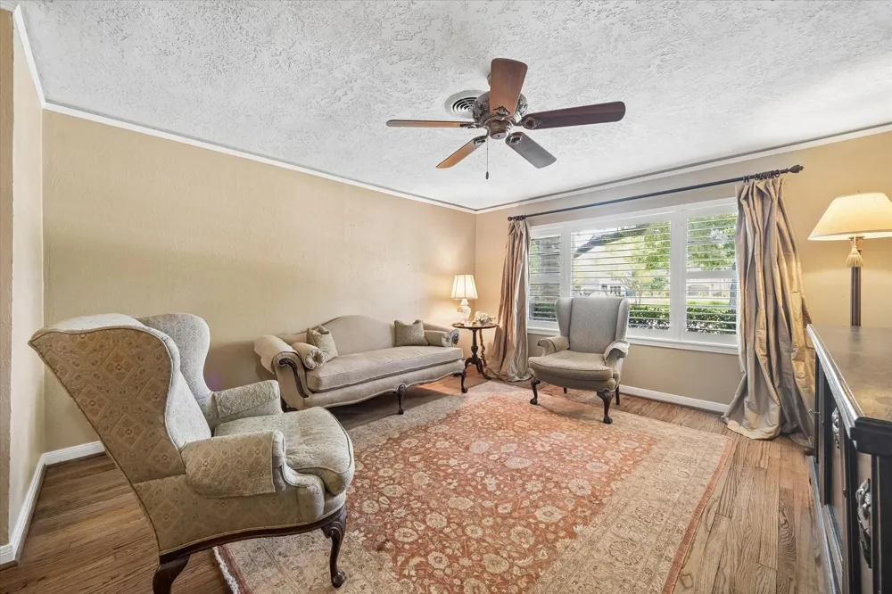 4712 Glenmont Street Bellaire, TX 77401