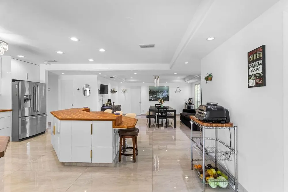 19885 NE 22nd Avenue Miami, FL 33180