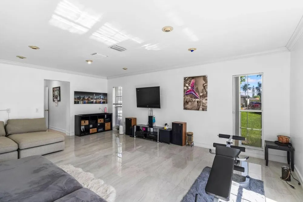19885 NE 22nd Avenue Miami, FL 33180