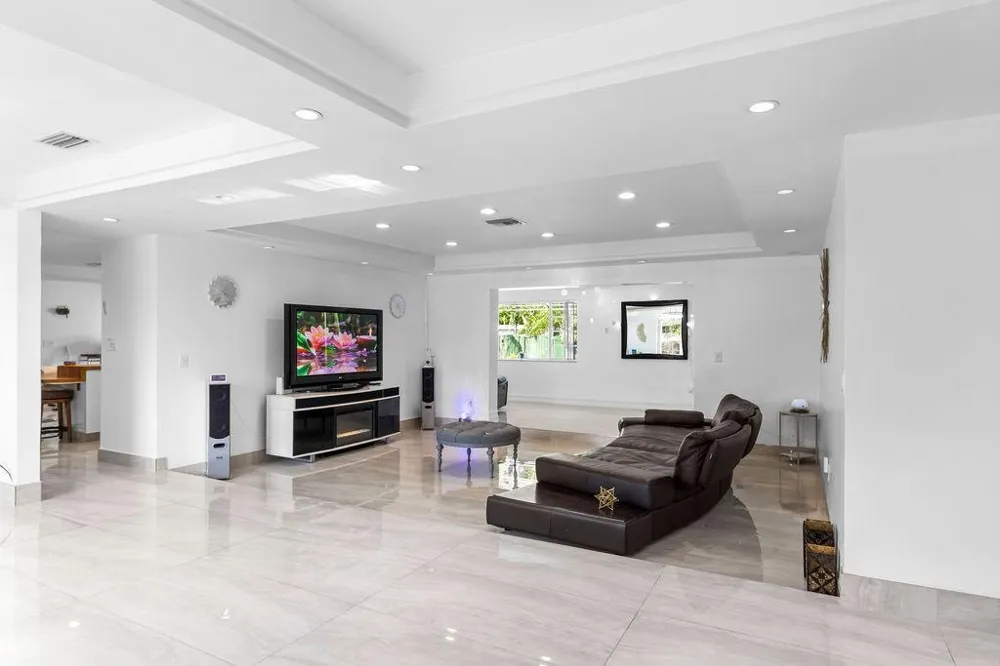 19885 NE 22nd Avenue Miami, FL 33180