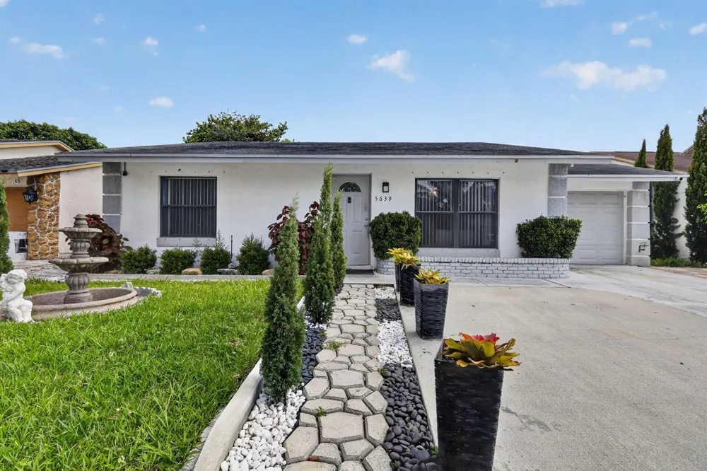 5639 Ithaca Circle E Lake Worth, FL 33463