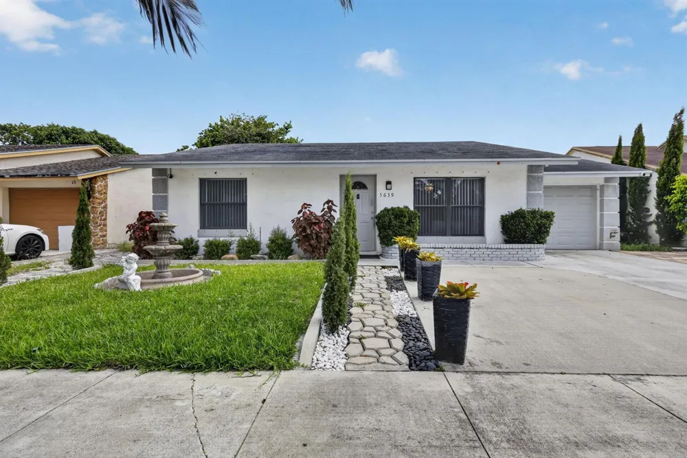 5639 Ithaca Circle E Lake Worth, FL 33463