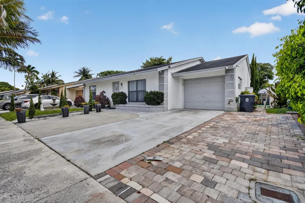 5639 Ithaca Circle E Lake Worth, FL 33463