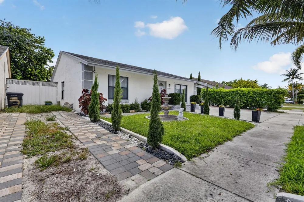 5639 Ithaca Circle E Lake Worth, FL 33463