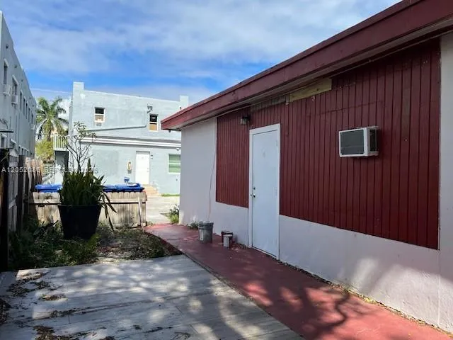922 NW 2nd St #4 Miami, FL 33128
