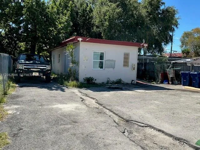 922 NW 2nd St #4 Miami, FL 33128