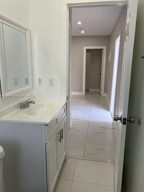 922 NW 2nd St #4 Miami, FL 33128