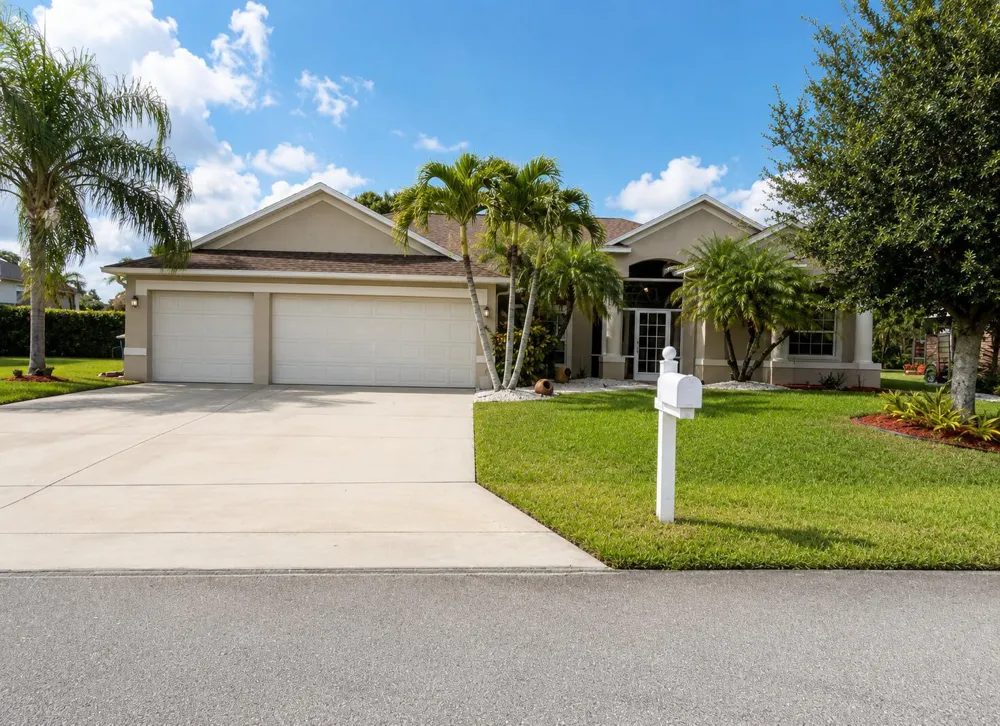 2811 Serenity Circle S Fort Pierce, FL 34981