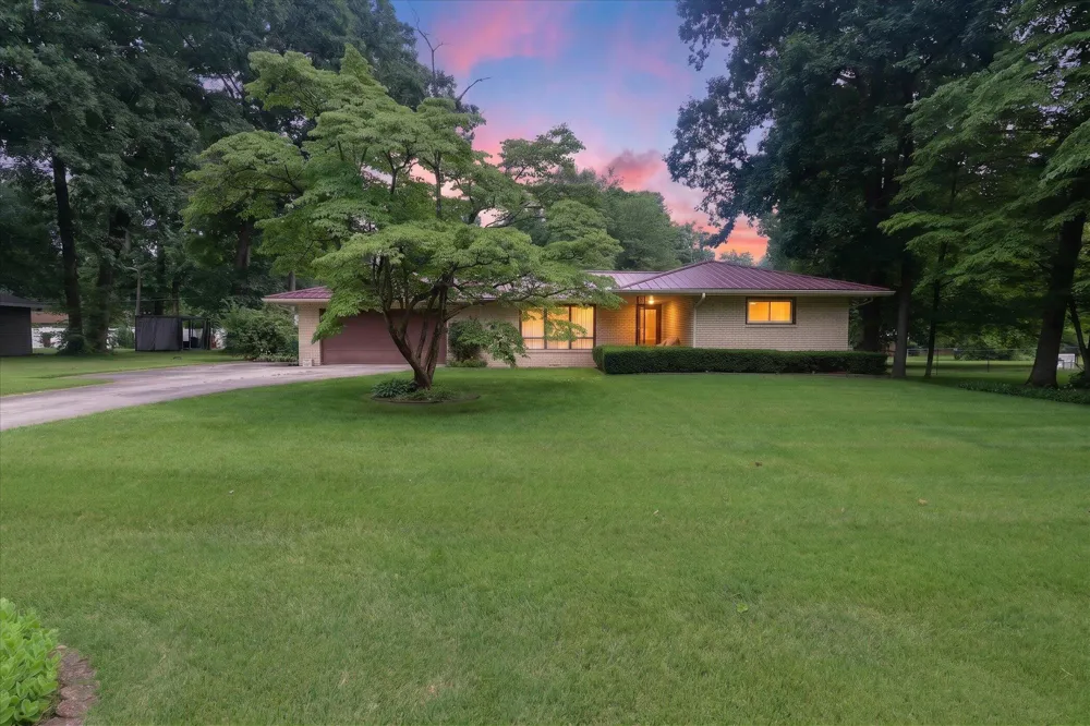 26384 Sweetbriar Street Edwardsburg, MI 49112