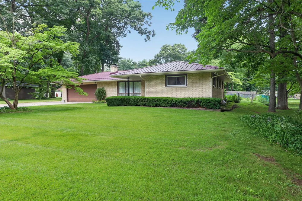 26384 Sweetbriar Street Edwardsburg, MI 49112