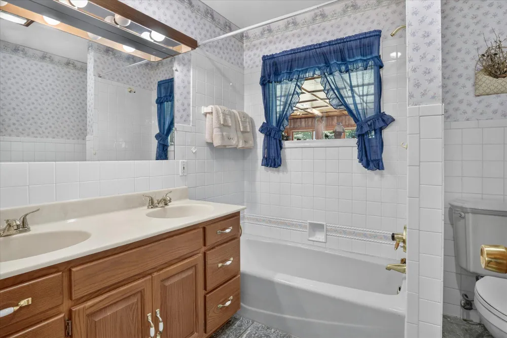 26384 Sweetbriar Street Edwardsburg, MI 49112