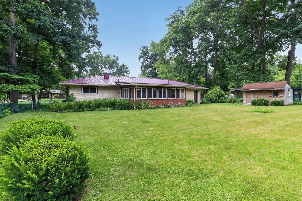 26384 Sweetbriar Street Edwardsburg, MI 49112