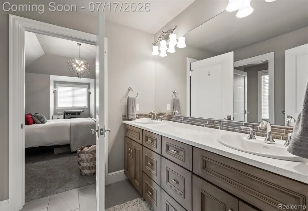 602 Wellington Circle Rochester Hills City, MI 48309
