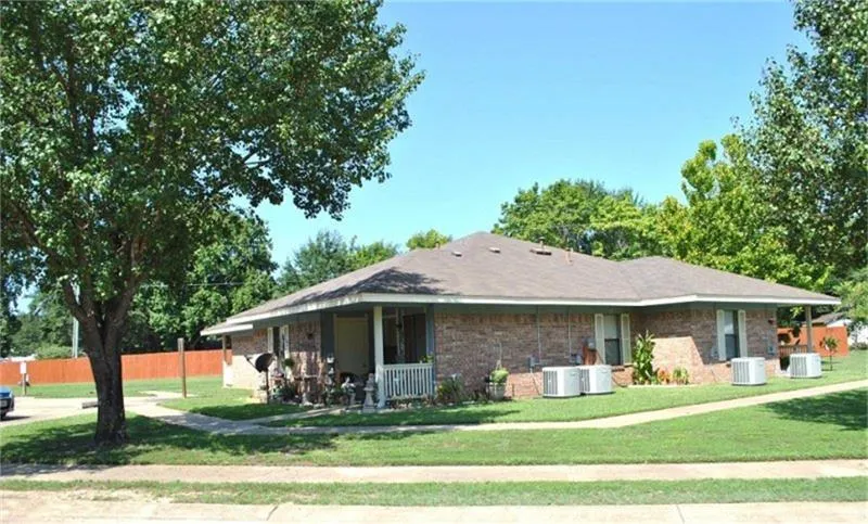 806 E Houston Street Queen City, TX 75572